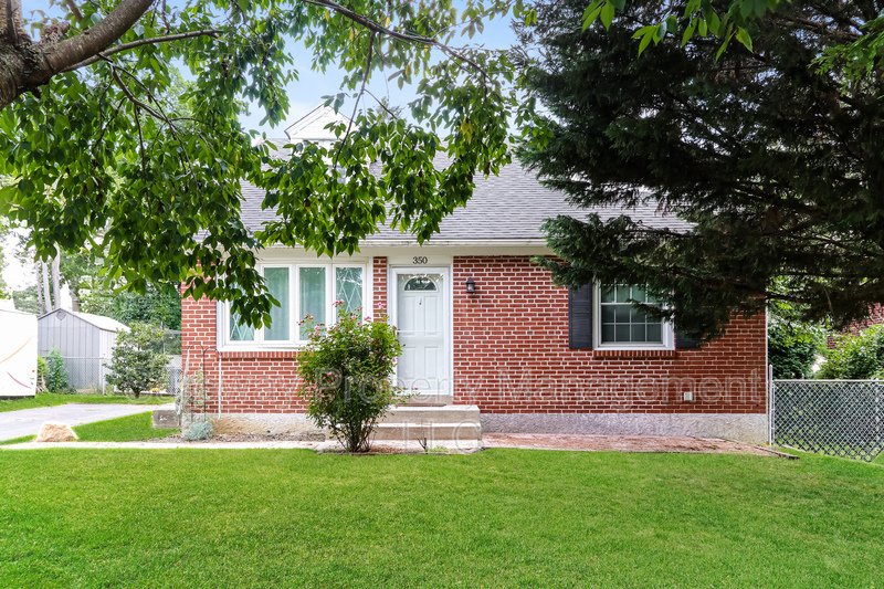 Beautifully Renovated 4 Bedroom, 2 Bath Single Family Home property image
