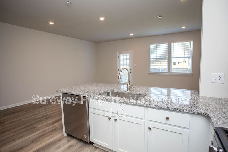 Stylish & Spacious Townhome in Sought-After Laurel Run! property image