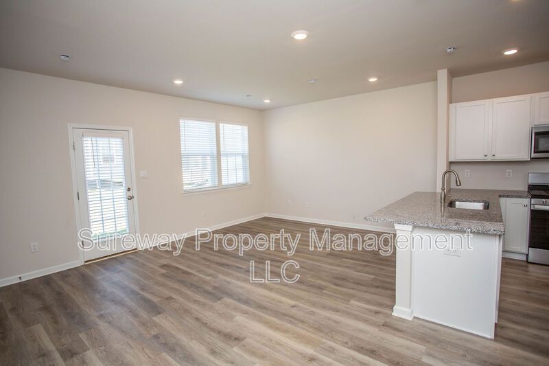 Stylish & Spacious Townhome in Sought-After Laurel Run! property image