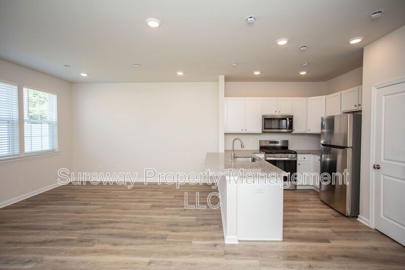 Stylish & Spacious Townhome in Sought-After Laurel Run! property image